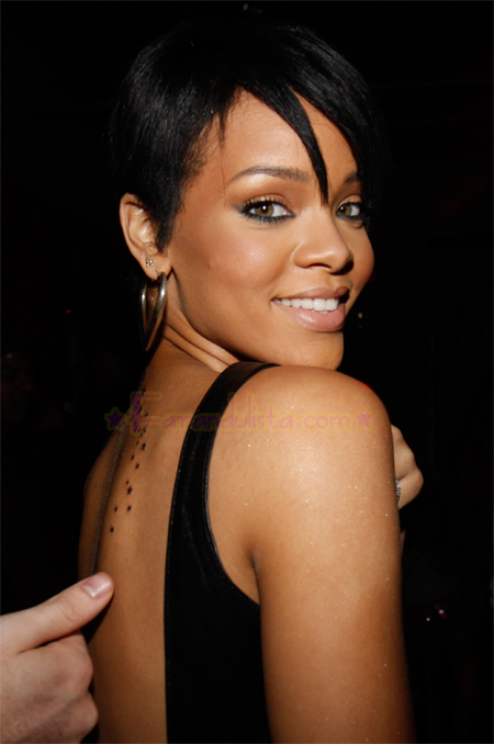 Rihanna mostrando su tatuaje
