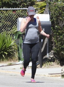 0413-scarlett-johansson-pregnant-00-480x644
