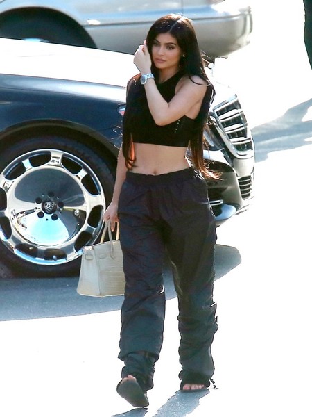 Kylie-Jenner-Kardashians-Film-Their-10th-Anniversary-episode.jpg