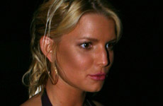 Jessica Simpson muestra su escote