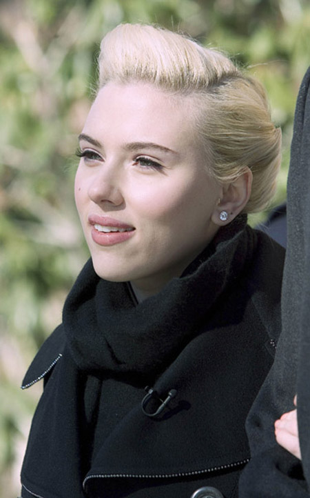 scarlett_johansson_at_hasty_pudding_woman_of_the_year1.jpg
