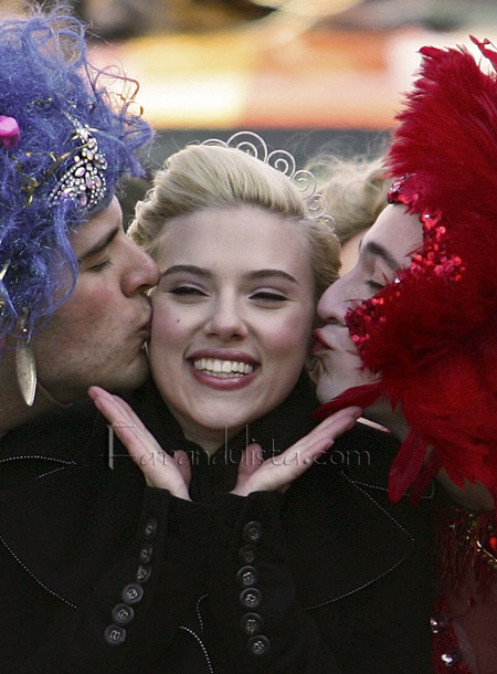 scarlett_johansson_at_hasty_pudding_woman_of_the_year3.jpg