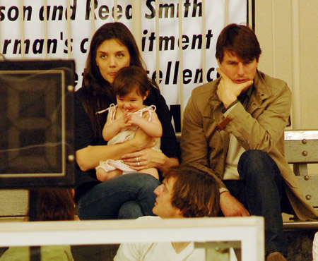 katie_holmes_with_tom_cruise_and_suri_watch_basketball_game_in_beverly_hills_01.jpg