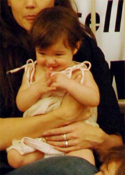 katie_holmes_with_tom_cruise_and_suri_watch_basketball_game_in_beverly_hills_02.jpg