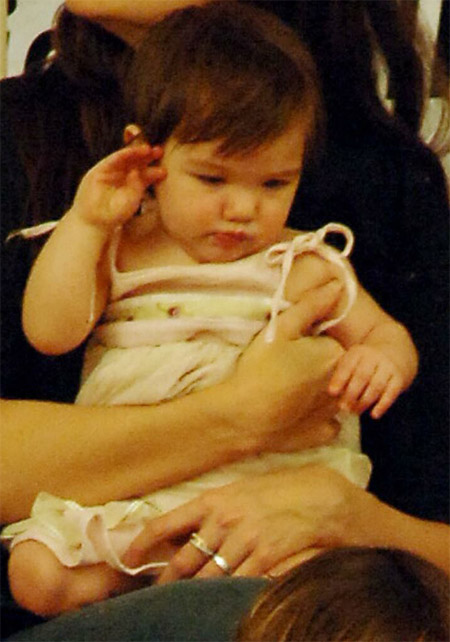 katie_holmes_with_tom_cruise_and_suri_watch_basketball_game_in_beverly_hills_03.jpg