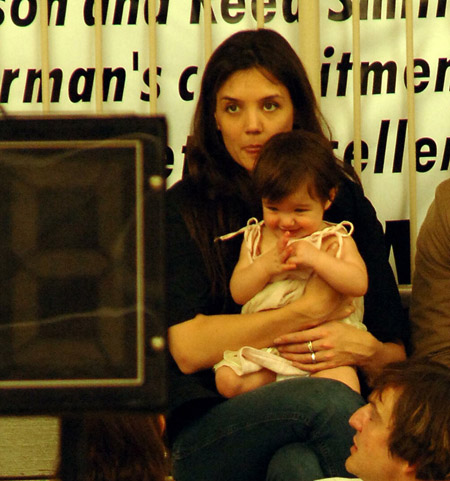 katie_holmes_with_tom_cruise_and_suri_watch_basketball_game_in_beverly_hills_05jpg.jpg