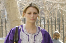 Mischa Barton se disfraza de morado Mischa Barton se disfraza de morado