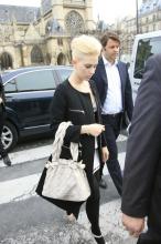 s_johansson_at_louis_vuitton_fashion_show_in_paris_02_122_76lo.jpg