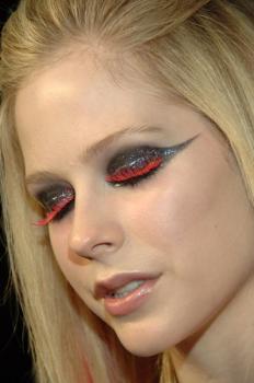 avril-lavigne_cdrelease_002_farandulista.jpg