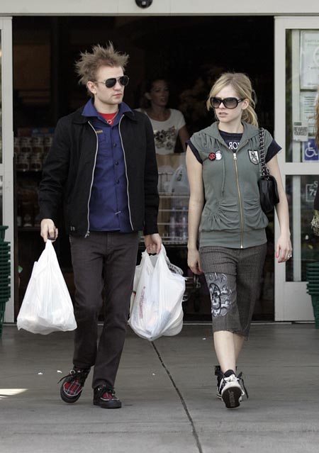 avril_lavigne_shops_with_husband_in_beverlyhills01.jpg