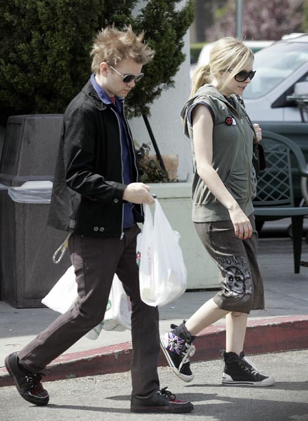 avril_lavigne_shops_with_husband_in_beverlyhills02.jpg