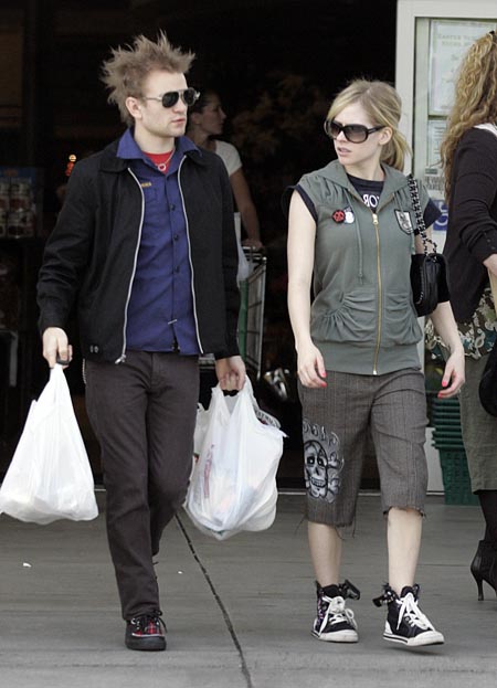 avril_lavigne_shops_with_husband_in_beverlyhills03.jpg