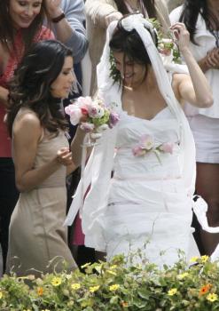 eva_longoria_candid_wedding_shower_04.jpg