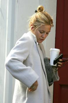 kate_hudson_starbuck_bday_01_farandulista.jpg