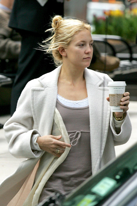 kate_hudson_starbuck_bday_02_farandulista.jpg