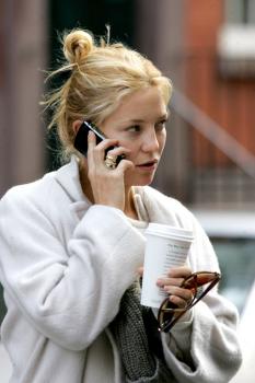 kate_hudson_starbuck_bday_04_farandulista.jpg