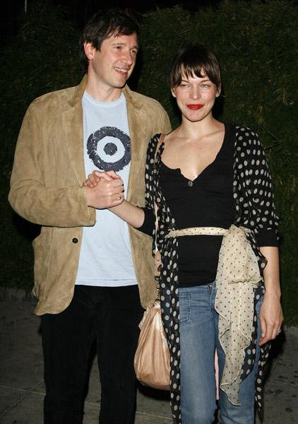 milla_jovovich_baby_bump.jpg