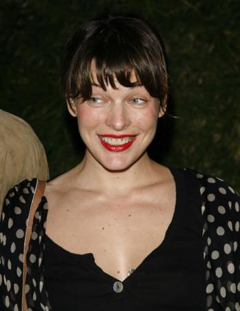 milla_jovovich_baby_bump_02.jpg