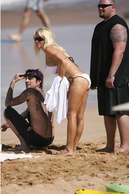 pamela-anderson-on-the-beach_02_farandulista.jpg