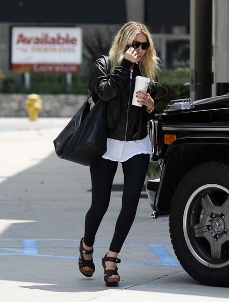 ashlee_olsen_shopping_in_beverly_hill_farandulista_03.jpg