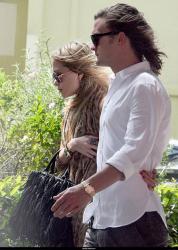 mary_kate_olsen_aout_and_about_farandulista_04.jpg