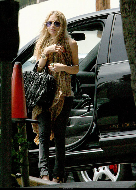 mary_kate_olsen_out_and_about_farandulista.jpg