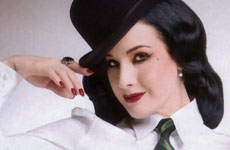 Dita Von Teese hace un streptease para Squire Mag