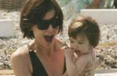 Katie Holmes y Suri en la Playa Katie Holmes y Suri en la Playa