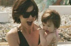 Katie Holmes y Suri en la Playa