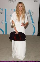 mary_kate_olsen_at_cfds_fashion_show_farandulista_01.jpg