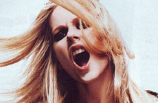 Avril Lavigne es demandada por "Girlfriend"