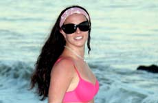 Britney Spears se baña con ropa interior en la playa