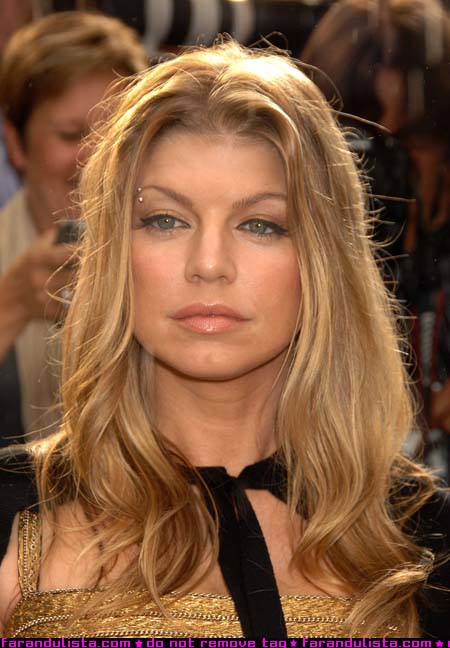 fergie_karl_lagerfeld_fallwinter_show_paris_farandulista.jpg