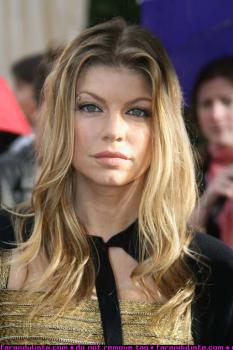 fergie_karl_lagerfeld_fallwinter_show_paris_farandulista_03.jpg