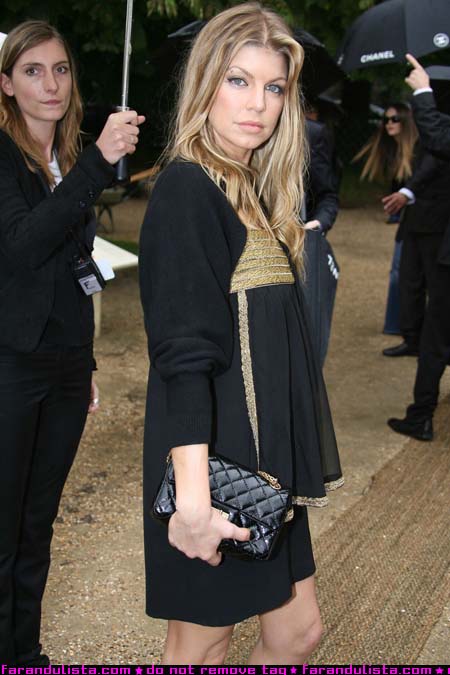 fergie_karl_lagerfeld_fallwinter_show_paris_farandulista_05.jpg