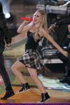 avril-lavigne-performs-teen-choice-awards-03.jpg