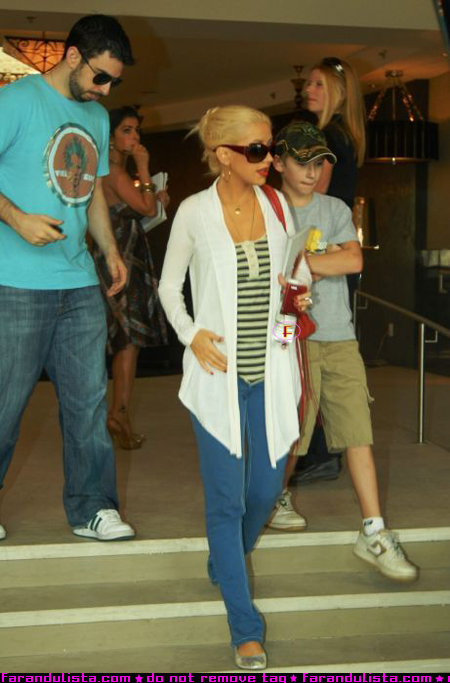 christina_aguilera_shopping_hollywood_04.jpg