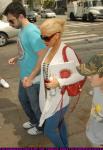 christina_aguilera_shopping_hollywood_06.jpg