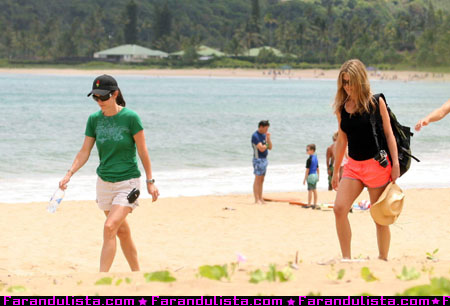 jennifer_aniston_courteney_cox_hawaii_02.JPG