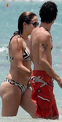 jennifer_lopez_beach_01.jpg