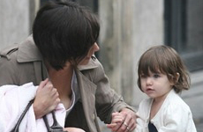 Katie Holmes y Suri en Paris