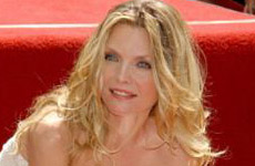 Michelle Pfeiffer obtiene su estrella en Walk of Fame