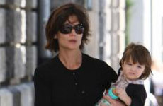 Fotos tiernas de Katie Holmes y Suri paseando en Berlin