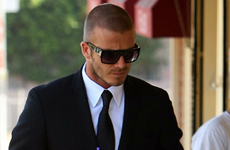 David Beckham de traje y con cafe helado