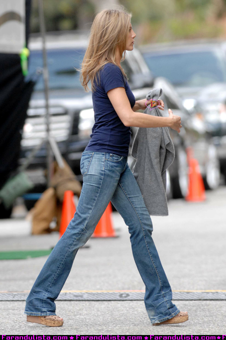 jennifer-aniston-set-06.jpg