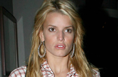 Jessica Simpson muestra sus piernas