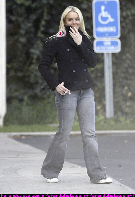 lindsay-smoking-break-02.jpg