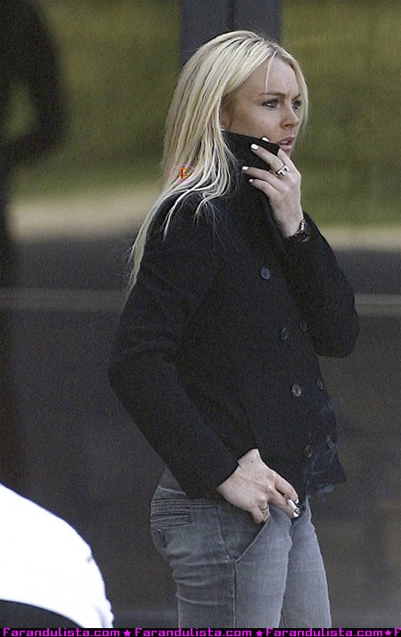 lindsay-smoking-break-04.jpg