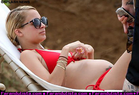 nicole-beach-baby-bump06.jpg