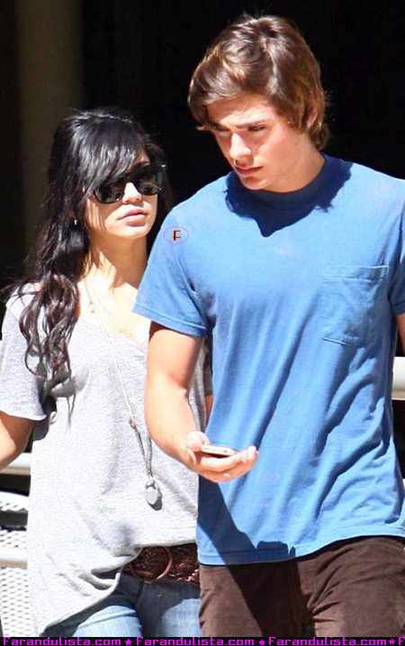 vanessa-hudgens-zac-efron-item-01.jpg